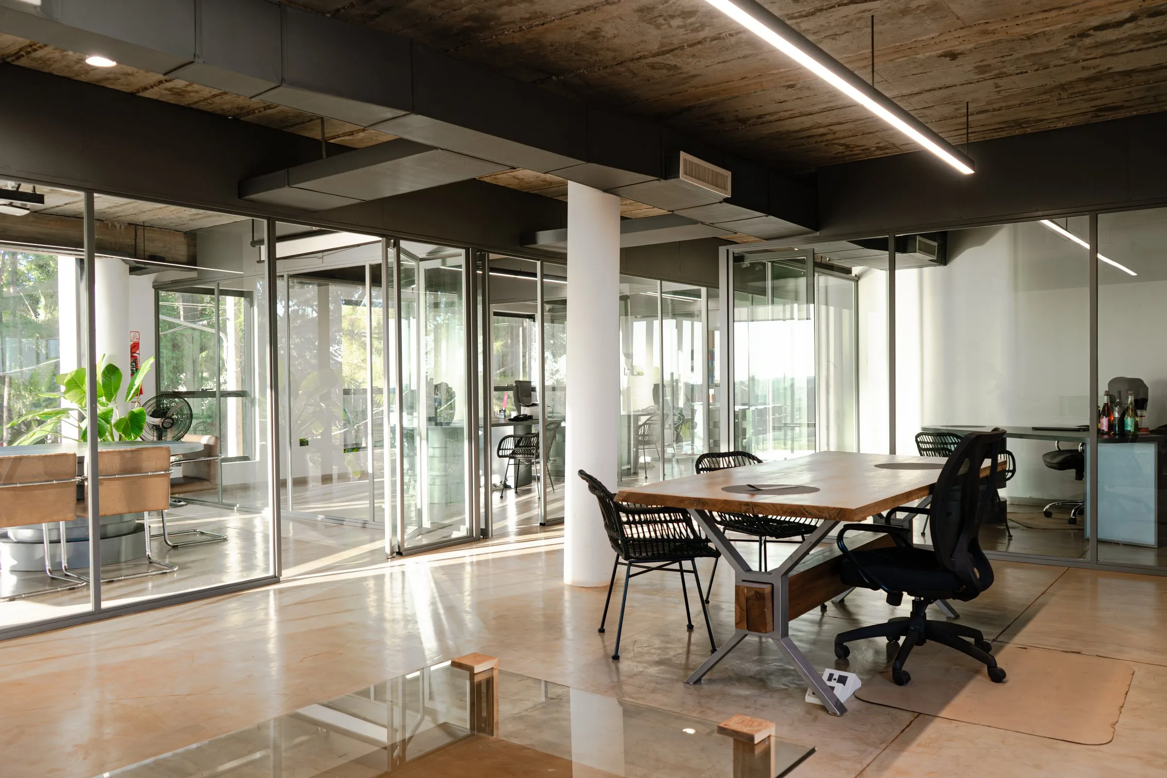 Fachada arquitectónica de un edificio de Yunis, composición contemporánea