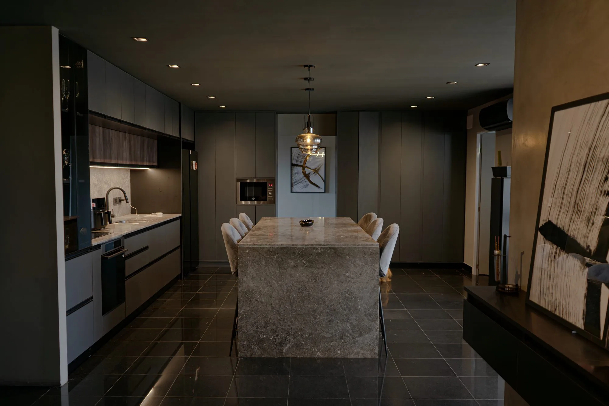 Interior de cocina y comedor de un proyecto de Yunis Arquitectura, con isla de piedra natural
