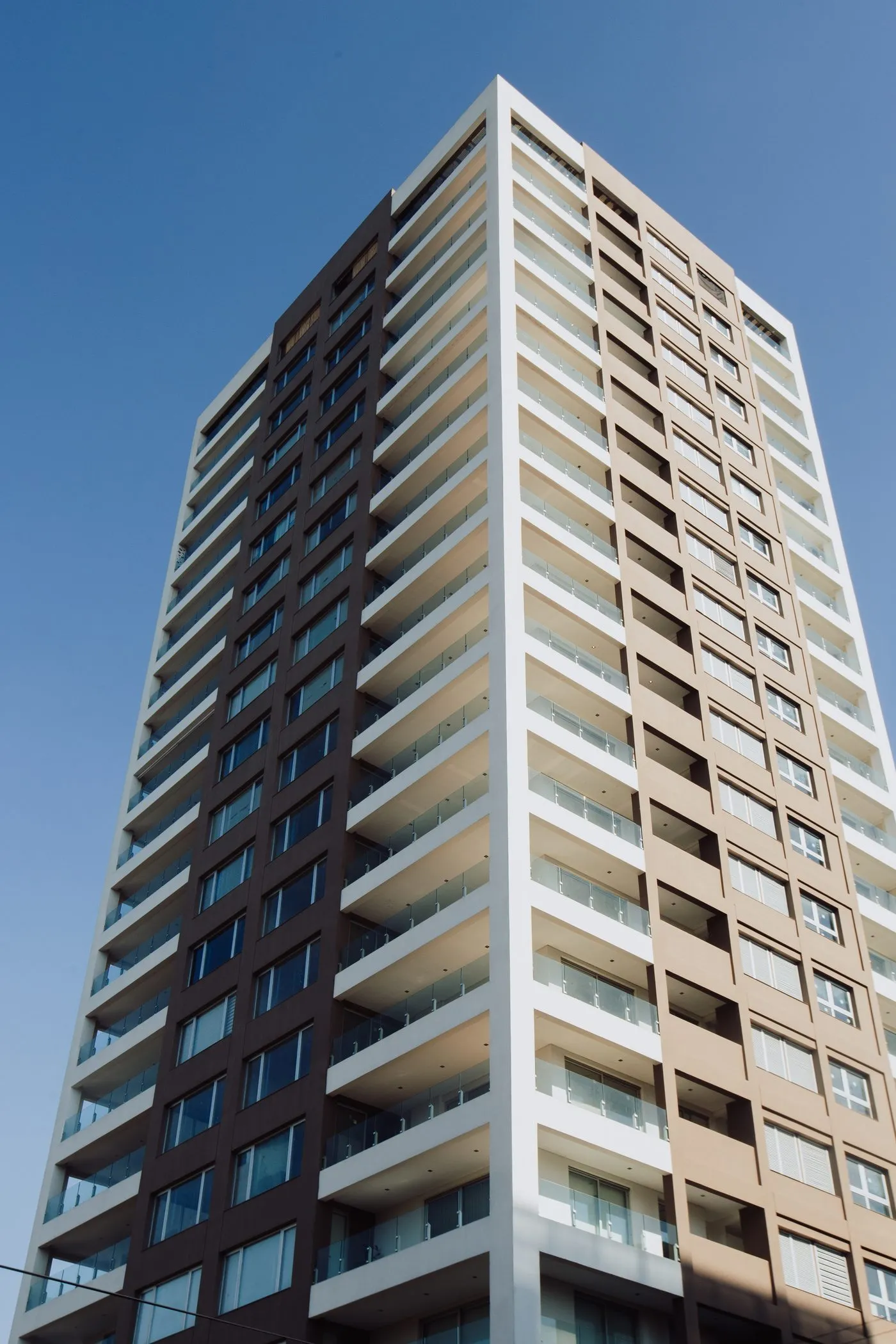 Fachada de un edificio residencial de Yunis, vista en contrapicado, Posadas, Misiones